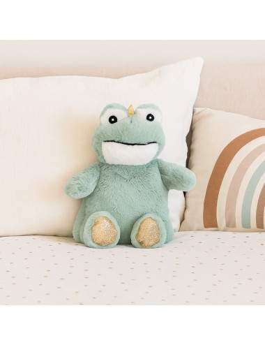 Doudou grenouille posé sur un lit