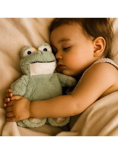 enfant qui dort avec un doudou grenouille dans ses bras