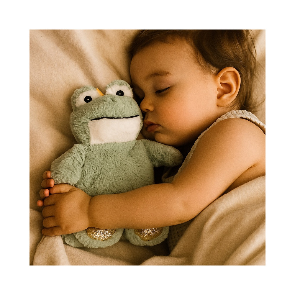 enfant qui dort avec un doudou grenouille dans ses bras