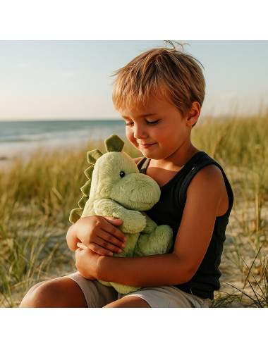 Bouillotte doudou dinosaure dans bras d'enfant