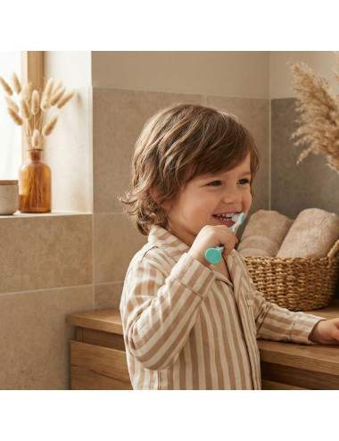 Enfant qui se brosse les dents