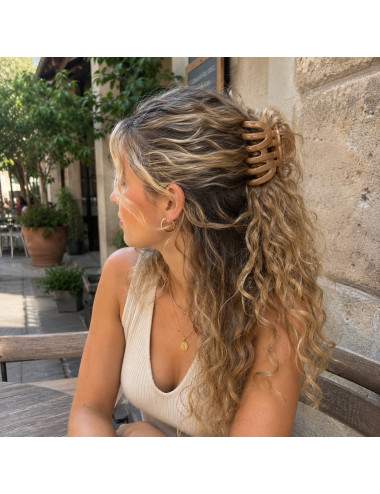 Grande pince à cheveux marron brillante