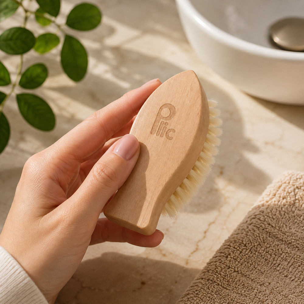 Beech wood nail brush with natural silk bristles