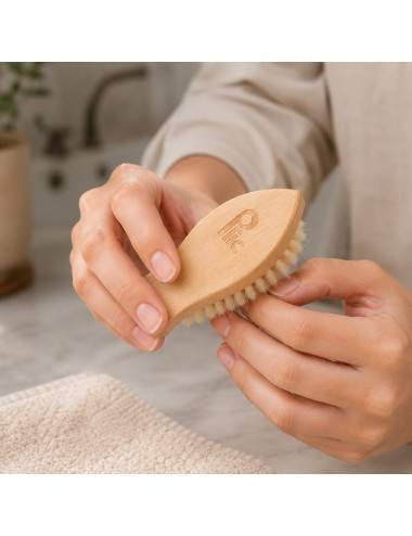 Brosse à ongles en bois de hêtre avec poils en soie naturelle